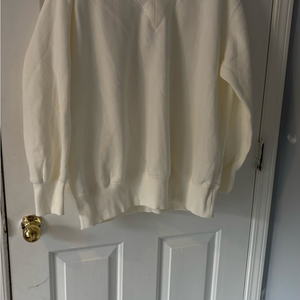Woman Brand New Nike Cream Sweater, oversize Fit, Size M.
With Tag on.
